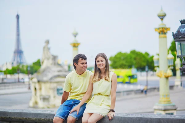 Vackra unga dating par i Paris — Stockfoto