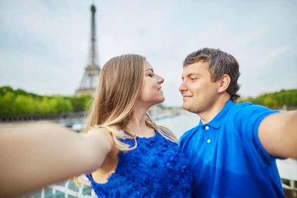 Bonito jovem namoro casal em Paris fazendo selfie — Fotografia de Stock