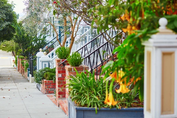 Hermosos porches de casas de madera en la calle de San Francisco —  Fotos de Stock