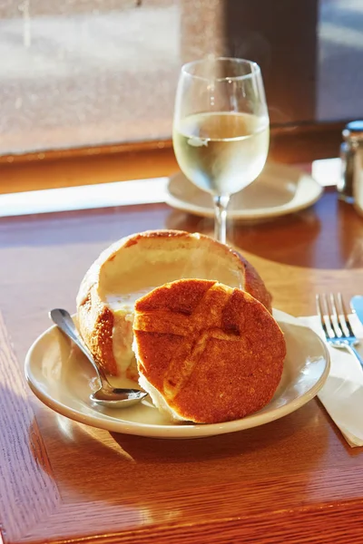 Chowder de almejas de San Francisco servido en un tazón de pan — Foto de Stock