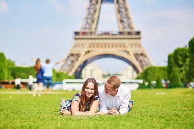 Paris'te Eiffel sahip Romantik Çift kule