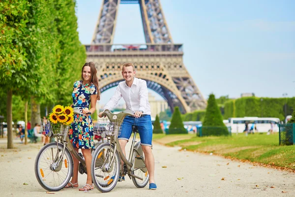 Casal andar de bicicleta perto da torre Eiffel em Paris — Fotografia de Stock