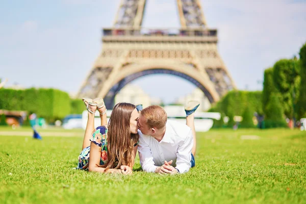 Romantisches Paar beim Eiffelturm in Paris — Stockfoto