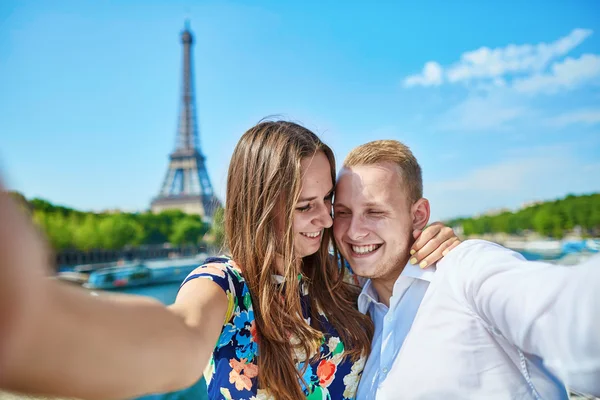 Casal romântico tirando selfie em Paris — Fotografia de Stock