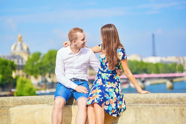 Jovem casal romântico no aterro do Sena — Fotografia de Stock