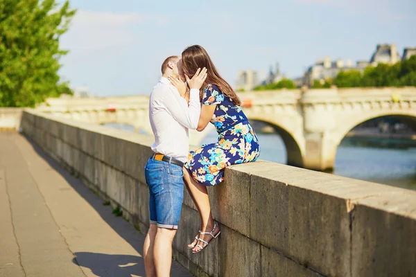 Jovem casal romântico no aterro do Sena — Fotografia de Stock