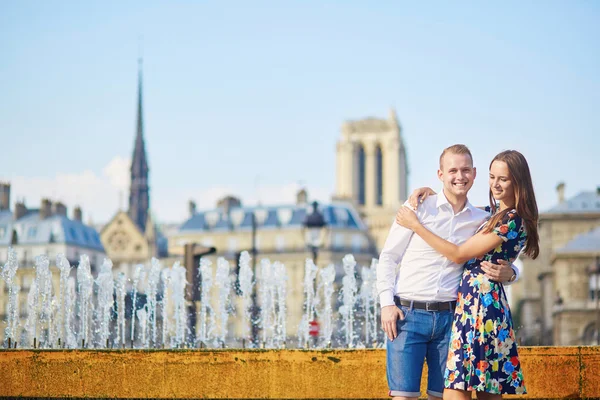 Romantiska par att ha roligt tillsammans nära fontänen — Stockfoto