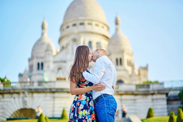 Romantický pár nedaleko katedrály Sacré-Coeur na Montmartru, Paříž — Stock fotografie