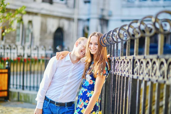 Unga romantiska par att ha ett datum i Paris — Stockfoto