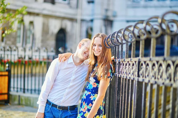 Jovem casal romântico tendo um encontro em Paris, França — Fotografia de Stock