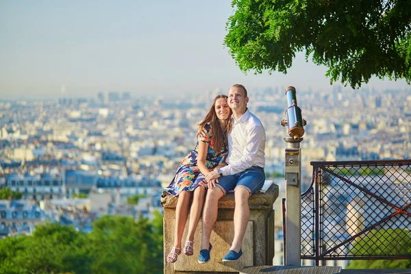 Mladý romantický pár s datum v Paříž, Francie — Stock fotografie
