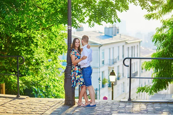 Pareja romántica joven que tiene una cita en París, Francia — Foto de Stock