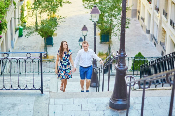 Jonge romantisch paar met een datum in Parijs, Frankrijk — Stockfoto