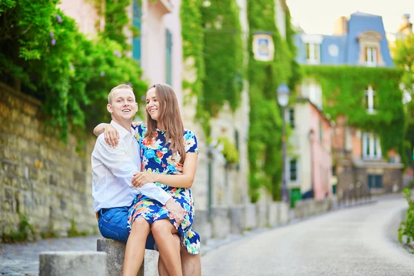 Young romantic couple having a date on Montmartre — Stock Photo, Image