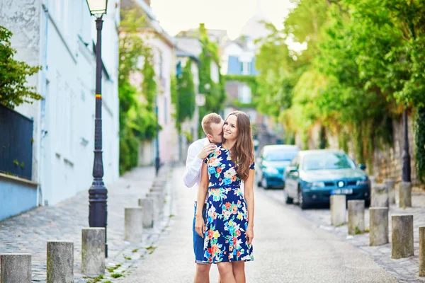 Unga romantiska par kramas på Montmartre — Stockfoto