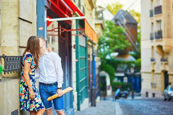 Młoda para romantyczny o dacie na Montmartre — Zdjęcie stockowe