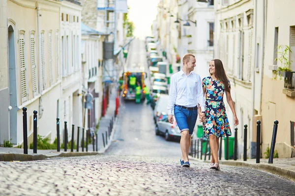 Unga romantiska par promenader på Montmartre — Stockfoto