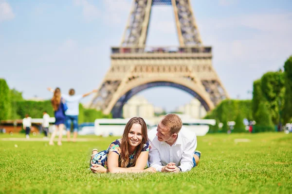 Paris'te Eiffel sahip Romantik Çift kule — Stok fotoğraf