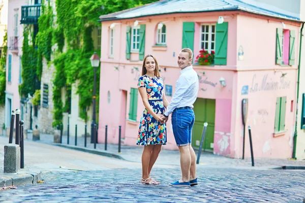 Romantiska par att ha ett datum på Montmartre — Stockfoto