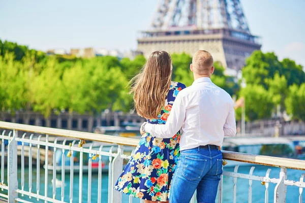 Paris'te bir tarih olan genç Romantik Çift — Stok fotoğraf