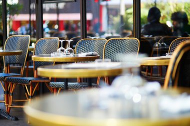 Bir tablo üzerinde bardak sıcak Paris açık kafe