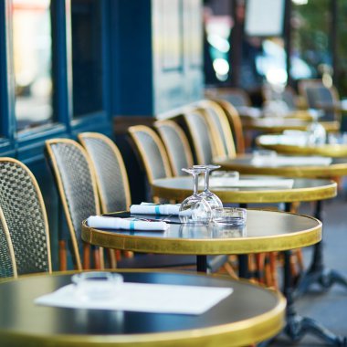 Bir tablo üzerinde bardak sıcak Paris açık kafe
