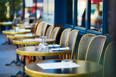 Bir tablo üzerinde bardak sıcak Paris açık kafe