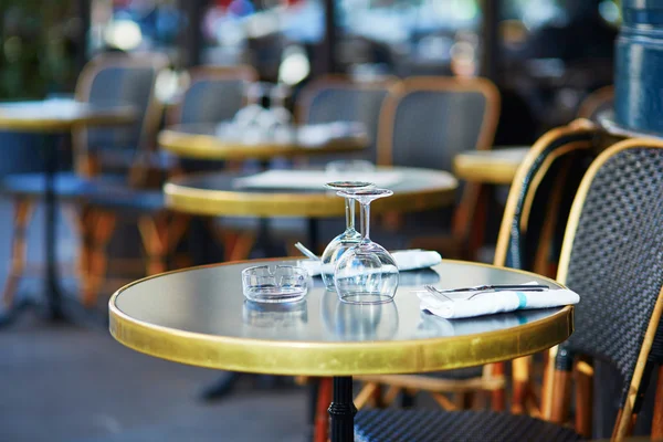 Glasögon på ett bord av mysiga parisiska uteservering — Stockfoto