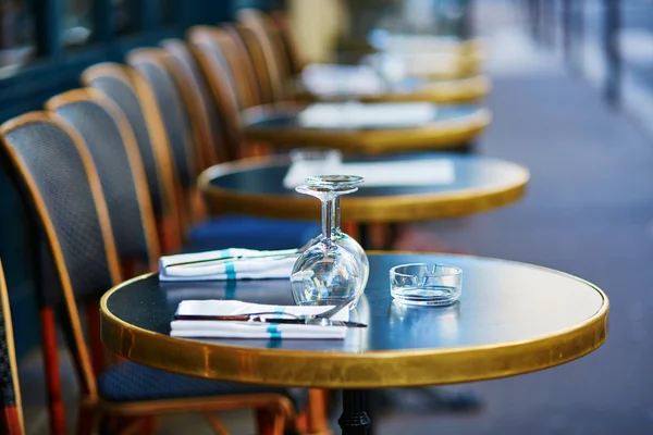 Gafas en una mesa de acogedora cafetería al aire libre parisina — Foto de Stock