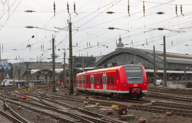 Köln'deki tren istasyonuna bakış.
