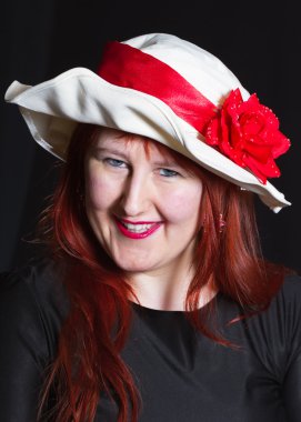 Beyaz şapkalı kadın.