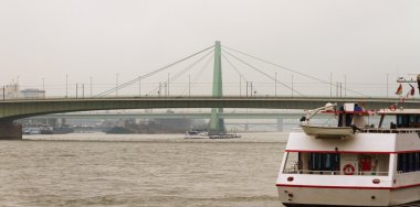 Köln'deki köprülere bakış.