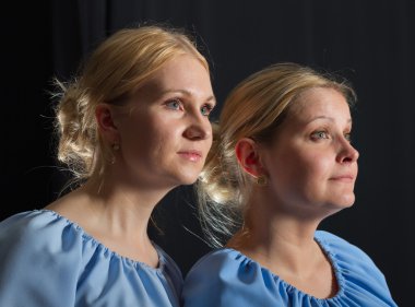 İki sıradan ev hanımı.