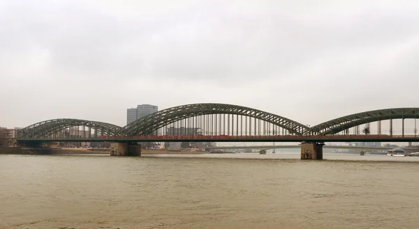 Uitzicht op de bruggen in Keulen. — Stockfoto