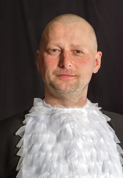 Een man in een Jabot. — Stockfoto