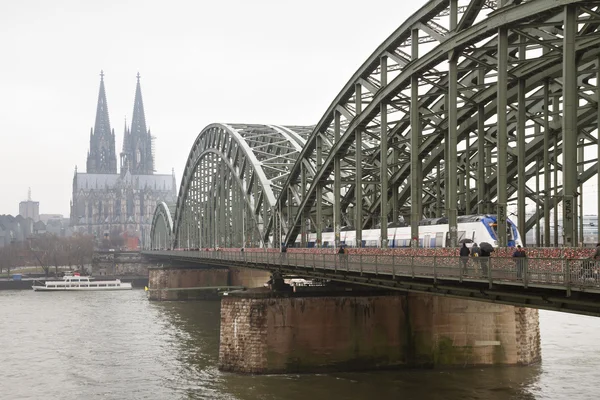 Pohled na most nad řekou v Kolíně. — Stock fotografie