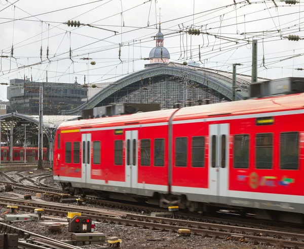 Köln'deki tren istasyonuna bakış.