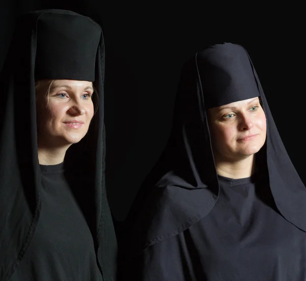 Mulheres em um manto de monge . — Fotografia de Stock