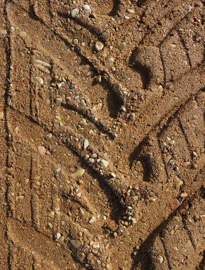 Çakıl yol yüzeyi.