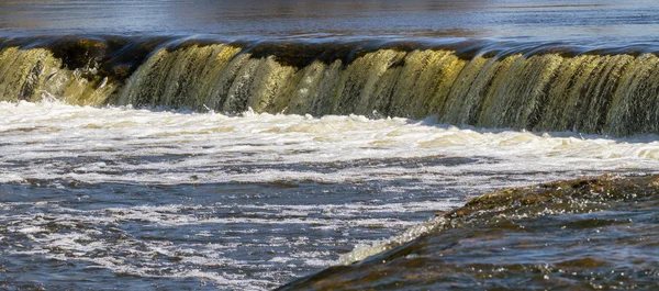 Vattenfall i en fjäder. — Stockfoto