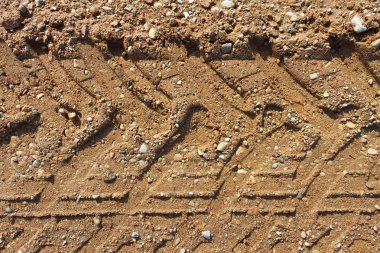 Çakıl yol yüzeyi.