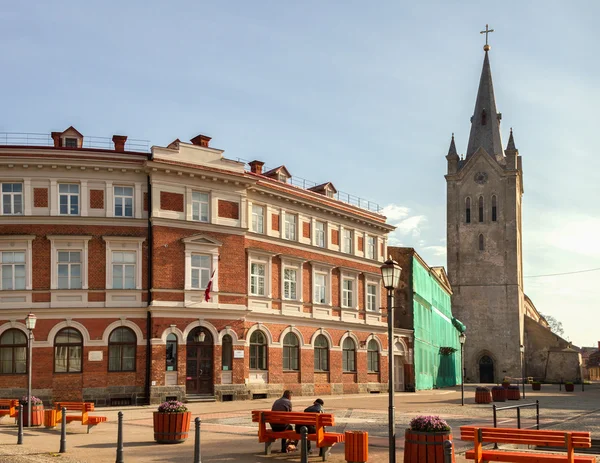 Площадь с церковью Святого Иоанна в Цесисе . — стоковое фото