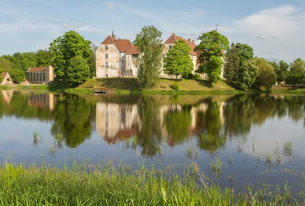 Jaunpils hrad v Lotyšsku. — Stock fotografie