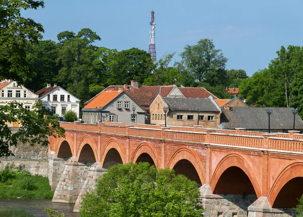 Breite Brücke über den Fluss. — Stockfoto