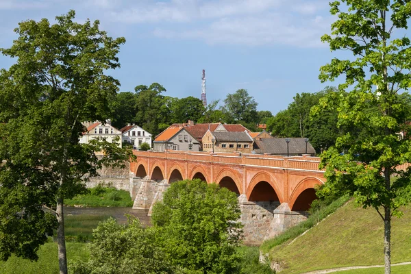 Breite Brücke über den Fluss. — Stockfoto