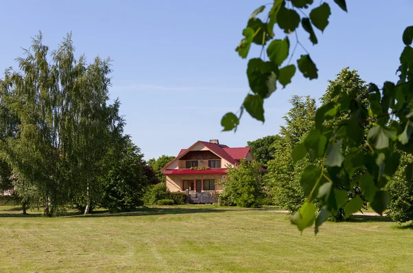 Fassade eines Einfamilienhauses. — Stockfoto