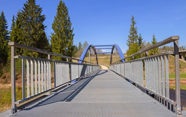 Puente de metal sobre el río . — Foto de Stock