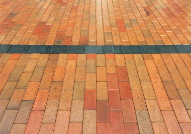 Islak kahverengi kaldırım.