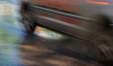 Kaygan yolda yansıma.