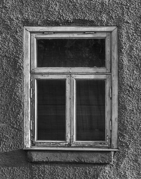 Verweerde houten venster. — Stockfoto